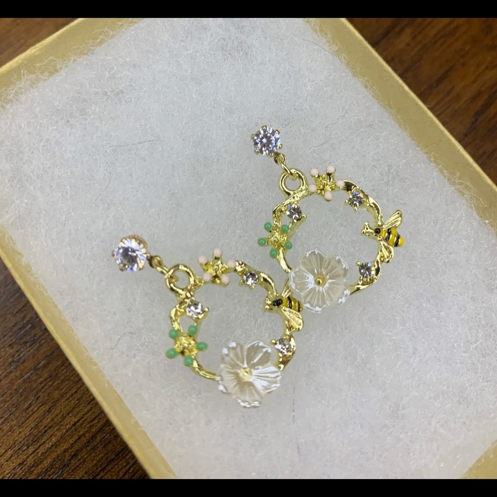 3/30💙 Gold Stud Drop Earrings